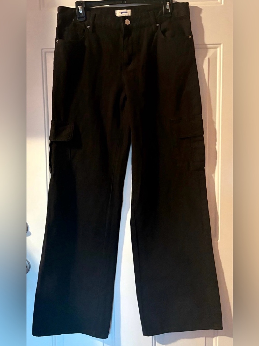 PacSun Black Cotton wide-leg cargo pants, size 25